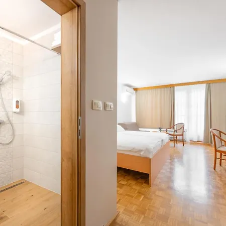 Hotelsko Naselje Zeleni Gaj*** Banovci